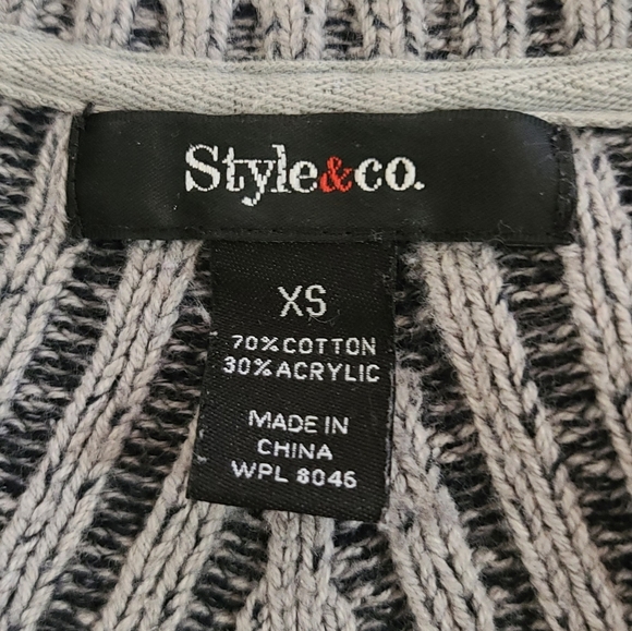 Lovely Knitted Sweater. - Picture 5 of 5